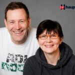 Kara Gislason und Alfred Gislason in einem gemeinsamen Porträtfoto vor neutralem Hintergrund.