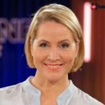 Judith Rakers lächelt bei einem offiziellen öffentlichen Auftritt.
