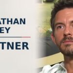 Jonathan Bailey bei einem öffentlichen Auftritt auf dem roten Teppich