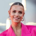 Laura Wontorra beim Deutschen Fernsehpreis 2025 im pinkfarbenen Blazer