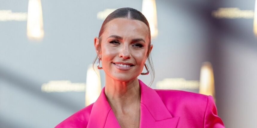 Laura Wontorra beim Deutschen Fernsehpreis 2025 im pinkfarbenen Blazer